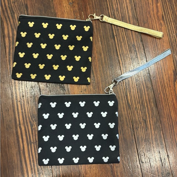 Disney Official Pair Of Mickey Travel Pouch Detachable Wristlets NWOT - Picture 2 of 5